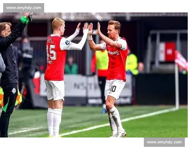 巴萨新星库巴西恋情曝光！携红发女友甜蜜度假机场秀恩爱